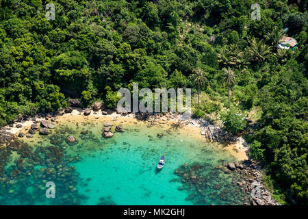 Vue aérienne de la côte autour de l'île d'ananas (Député Thom) du câble-car sur l'île de Phu Quoc Banque D'Images