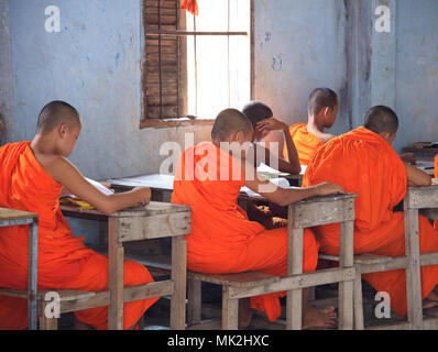 Moine Bouddhiste Novice les enfants de l'école dans une salle de classe en milieu rural au Cambodge Banque D'Images