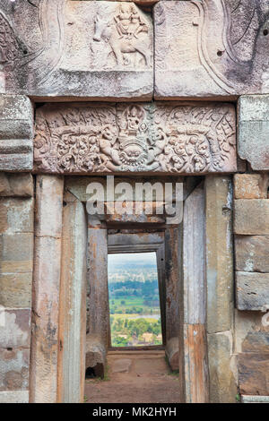 Cambodge, Takeo, Phnom Chisor Montagne. Détails d'une porte en pierre au temple khmer de l'époque d'Angkor au sommet de la montagne de Chisor Banque D'Images