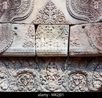 Cambodge, Takeo, Phnom Chisor Montagne. Détails d'une porte en pierre au temple khmer de l'époque d'Angkor au sommet de la montagne de Chisor Banque D'Images