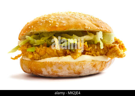 Burger de poulet classique isolé sur fond blanc Banque D'Images