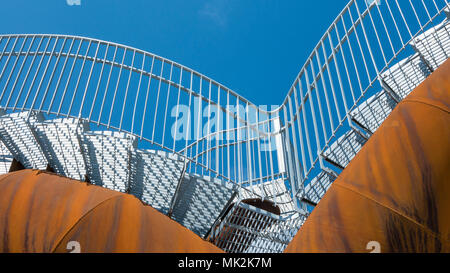 Les escaliers d'une structure en acier rouillé Banque D'Images