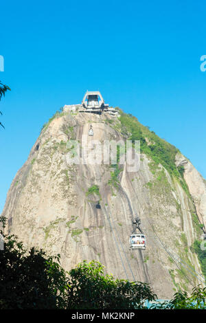 Le Sugarloaf Mountain téléphérique, tournant entre Morro da Urca et Sugarloaf Mountain Banque D'Images