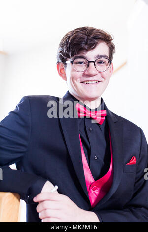 Adolescent en tuxedo avant son premier bal. Banque D'Images