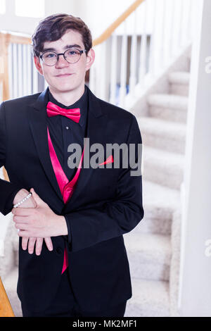 Adolescent en tuxedo avant son premier bal. Banque D'Images