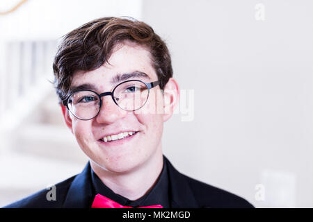 Adolescent en tuxedo avant son premier bal. Banque D'Images