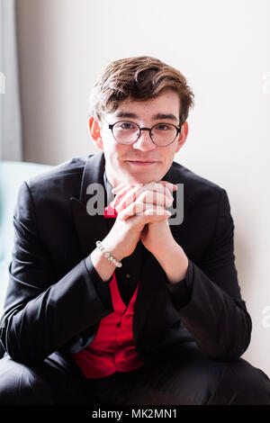 Adolescent en tuxedo avant son premier bal. Banque D'Images