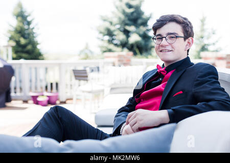 Adolescent en tuxedo avant son premier bal. Banque D'Images