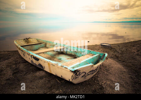 Bateau de ligne abandonné sur la rive le long de la mer de Salton dans le désert californien Banque D'Images