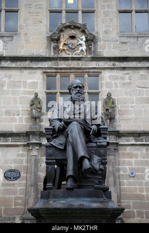 Statue de Charles Darwin en face de Shrewsbury Shrewsbury, Shropshire en bibliothèque. United Kingdom. 30 avril 2018 Banque D'Images