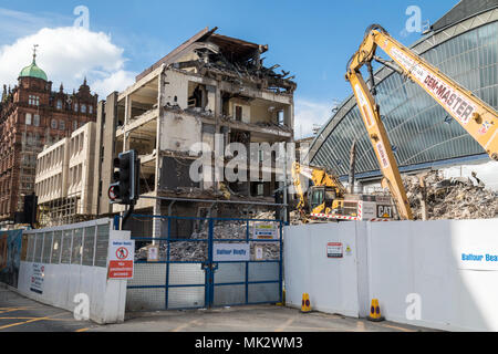 La façade en verre précédemment cachées de Glasgow Queen Street Station est à nouveau visible comme le bâtiment en face est démoli Banque D'Images