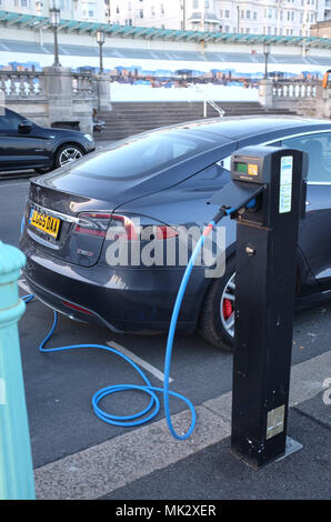 Brighton UK 6 mai 2018 - voiture Tesla jusqu'au point de charge électrique sur le front de mer de Brighton Banque D'Images