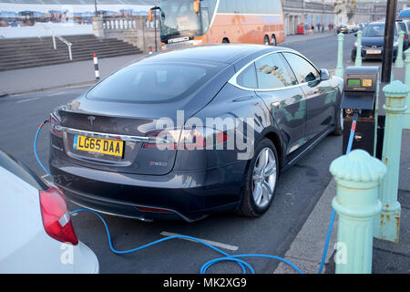 Brighton Royaume-Uni - la voiture Tesla se recharge à un point électrique sur le front de mer de Brighton Banque D'Images