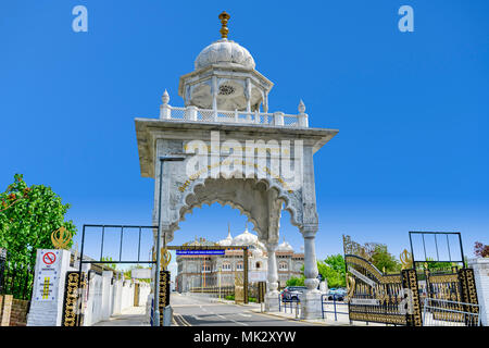 Arche d'entrée de Guru Nanak Darbar Gurdwara, le magnifique temple Sikh Gurdwara ( ) à Gravesend Kent Banque D'Images