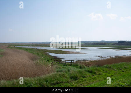 Arnold's Marsh, la mer, suivant le CLAJ North Norfolk, Angleterre, Royaume-Uni. Banque D'Images