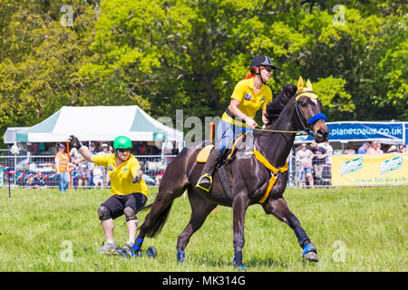 Marais Netley, Hampshire, Royaume-Uni. 6 mai 2018. Le premier jour, de l'événement de deux jours, Hampshire Game & Country Fair attire les foules par une chaude journée ensoleillée. Horseboarding, horse boarding, est un sport extrême où la frontière est tiré à une vitesse de 28mph autour d'une série d'obstacles par un cheval au galop. Credit : Carolyn Jenkins/Alamy Live News Banque D'Images