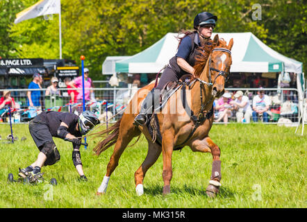 Marais Netley, Hampshire, Royaume-Uni. 6 mai 2018. Le premier jour, de l'événement de deux jours, Hampshire Game & Country Fair attire les foules par une chaude journée ensoleillée. Horseboarding, horse boarding, est un sport extrême où la frontière est tiré à une vitesse de 28mph autour d'une série d'obstacles par un cheval au galop. Credit : Carolyn Jenkins/Alamy Live News Banque D'Images