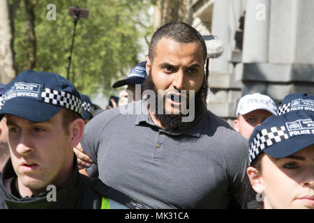 London UK 6 mai 2018 escorte de police Muhammad Hijab hors de whitehall ofter il a été attaqué par les nationalistes britanniques qui s'étaient réunis à Whitehall pour une "journée de la Liberté" la promotion de la liberté d'expression pour tous. Credit : Thabo Jaiyesimi/Alamy Live News Banque D'Images