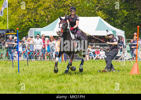 Marais Netley, Hampshire, Royaume-Uni. 6 mai 2018. Le premier jour, de l'événement de deux jours, Hampshire Game & Country Fair attire les foules par une chaude journée ensoleillée. Horseboarding, horse boarding, est un sport extrême où la frontière est tiré à une vitesse de 28mph autour d'une série d'obstacles par un cheval au galop. Credit : Carolyn Jenkins/Alamy Live News Banque D'Images