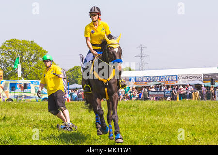Marais Netley, Hampshire, Royaume-Uni. 6 mai 2018. Le premier jour, de l'événement de deux jours, Hampshire Game & Country Fair attire les foules par une chaude journée ensoleillée. Horseboarding, horse boarding, est un sport extrême où la frontière est tiré à une vitesse de 28mph autour d'une série d'obstacles par un cheval au galop. Credit : Carolyn Jenkins/Alamy Live News Banque D'Images