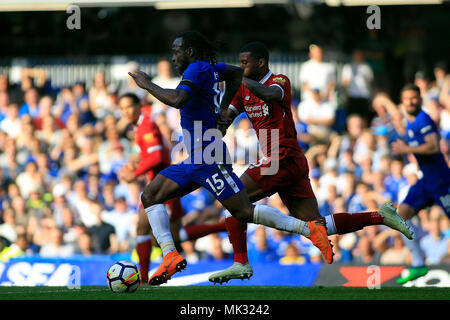 Londres, Royaume-Uni, 6 mai 2018. Victor Moses de Chelsea (L) en action avec Georgina Wijnaldum (R) de Liverpool. Premier League, Chelsea v Liverpool au Stamford Bridge à Londres le dimanche 6 mai 2018. Ce droit ne peut être utilisé qu'à des fins rédactionnelles. Usage éditorial uniquement, licence requise pour un usage commercial. Aucune utilisation de pari, de jeux ou d'un seul club/ligue/dvd publications. pic par Steffan Bowen/ Andrew Orchard la photographie de sport/Alamy live news Crédit : Andrew Orchard la photographie de sport/Alamy Live News Banque D'Images