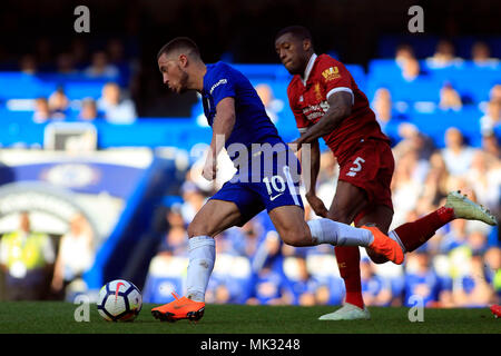 Londres, Royaume-Uni, 6 mai 2018. Eden Hazard de Chelsea (L) en action avec Georgina Wijnaldum (R) de Liverpool. Premier League, Chelsea v Liverpool au Stamford Bridge à Londres le dimanche 6 mai 2018. Ce droit ne peut être utilisé qu'à des fins rédactionnelles. Usage éditorial uniquement, licence requise pour un usage commercial. Aucune utilisation de pari, de jeux ou d'un seul club/ligue/dvd publications. pic par Steffan Bowen/ Andrew Orchard la photographie de sport/Alamy live news Crédit : Andrew Orchard la photographie de sport/Alamy Live News Banque D'Images