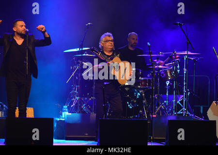 Hollywood, FL, USA. Le 05 mai, 2018. Nicolas Reyes de la Gypsy Kings avec Tonino Baliardo effectue sur scène au Hard Rock Event Center sur Mai 05, 2018 à Hollywood, en Floride. Credit : Mpi10/media/Alamy Punch Live News Banque D'Images