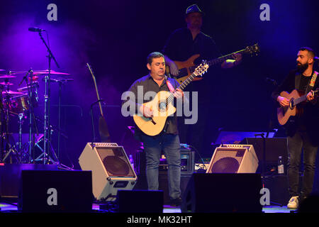 Hollywood, FL, USA. Le 05 mai, 2018. Tonino Baliardo des Gypsy Kings avec Nicolas Reyes effectue sur scène au Hard Rock Event Center sur Mai 05, 2018 à Hollywood, en Floride. Credit : Mpi10/media/Alamy Punch Live News Banque D'Images