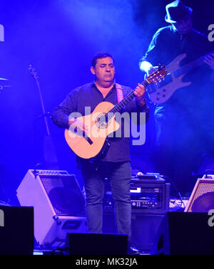 Hollywood, FL, USA. Le 05 mai, 2018. Tonino Baliardo des Gypsy Kings avec Nicolas Reyes effectue sur scène au Hard Rock Event Center sur Mai 05, 2018 à Hollywood, en Floride. Credit : Mpi10/media/Alamy Punch Live News Banque D'Images