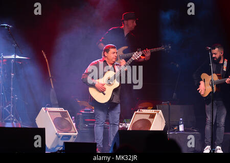 Hollywood, FL, USA. Le 05 mai, 2018. Tonino Baliardo des Gypsy Kings avec Nicolas Reyes effectue sur scène au Hard Rock Event Center sur Mai 05, 2018 à Hollywood, en Floride. Credit : Mpi10/media/Alamy Punch Live News Banque D'Images