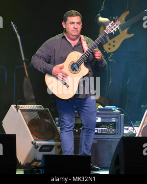 Hollywood, FL, USA. Le 05 mai, 2018. Tonino Baliardo des Gypsy Kings avec Nicolas Reyes effectue sur scène au Hard Rock Event Center sur Mai 05, 2018 à Hollywood, en Floride. Credit : Mpi10/media/Alamy Punch Live News Banque D'Images