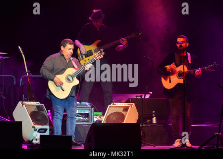 Hollywood, FL, USA. Le 05 mai, 2018. Tonino Baliardo des Gypsy Kings avec Nicolas Reyes effectue sur scène au Hard Rock Event Center sur Mai 05, 2018 à Hollywood, en Floride. Credit : Mpi10/media/Alamy Punch Live News Banque D'Images