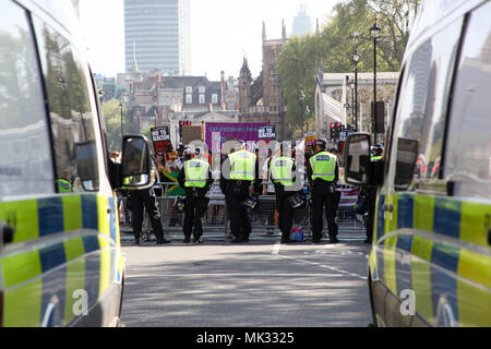 Londres, Royaume-Uni. 6 mai 2018. Les protestataires à contre-jour pour la liberté Mars Crédit : Alex Cavendish/Alamy Live News Banque D'Images