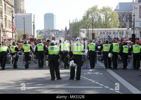 Londres, Royaume-Uni. 6 mai 2018. Les protestataires à contre-jour pour la liberté Mars Crédit : Alex Cavendish/Alamy Live News Banque D'Images