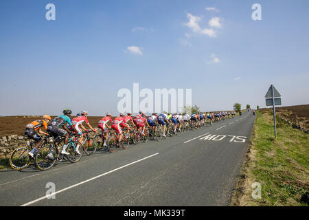 TDF 2018 Tour de Yorkshire, Otley, West Yorkshire, Royaume-Uni. 6 mai, 2018. Jour 4 tour de Yorkshire. Les cavaliers avec 35km à parcourir, sur Asquith Moor entre Blubberhouses et Otley © Ian Wray/Alamy live news Banque D'Images