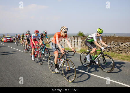 TDF 2018 Tour de Yorkshire, Otley, West Yorkshire, Royaume-Uni. 6 mai, 2018. Jour 4 tour de Yorkshire. Les cavaliers avec 35km à parcourir, sur Asquith Moor entre Blubberhouses et Otley © Ian Wray/Alamy live news Banque D'Images