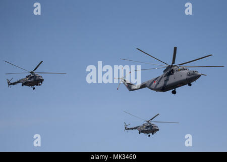 Moscou, Russie. 4 mai, 2018. Force aérienne russe Mil Mi-26 d'un hélicoptère de transport lourd et Mil Mi-8 d'hélicoptères de combat voler en formation lors d'une répétition de la prochaine fête de la Victoire air show marquant le 73e anniversaire de la victoire sur l'Allemagne nazie dans la Grande Guerre Patriotique 1941-1945, le Front de l'Est de la Seconde Guerre mondiale. Credit : Victor/Vytolskiy Alamy Live News Banque D'Images