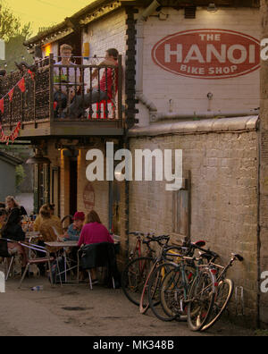 Glasgow, Écosse, Royaume-Uni le 6 mai. UK : Météo : temps d'été ensoleillé atteint enfin la ville pour le week-end férié. Les habitants et les touristes de profiter du soleil dans le magasin de vélo Hanoi restaurant restaurant vietnamien à Ruthven Lane Byres Road, dans l'extrémité ouest de peluche Gerard Ferry/Alamy news Banque D'Images