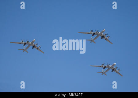 Moscou, Russie. 4 mai, 2018. Force aérienne russe Tupolev Tu-95MS quatre turbopropulseurs bombardier stratégique à propulsion et de missiles volent en formation de l'opérateur lors d'une répétition de la prochaine fête de la Victoire air show marquant le 73e anniversaire de la victoire sur l'Allemagne nazie dans la Grande Guerre Patriotique 1941-1945, le Front de l'Est de la Seconde Guerre mondiale. Credit : Victor/Vytolskiy Alamy Live News Banque D'Images