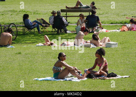 Fulham, London, UK . 6 mai, 2018 Les Londoniens de prendre le soleil sur une maison de banque particulièrement chaud à Eel Brook Park sur le chemin du Roi à Fulham SW6 London Crédit : Motofoto/Alamy Live News Banque D'Images