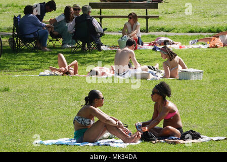 Fulham, London, UK . 6 mai, 2018 Les Londoniens de prendre le soleil sur une maison de banque particulièrement chaud à Eel Brook Park sur le chemin du Roi à Fulham SW6 London Crédit : Motofoto/Alamy Live News Banque D'Images