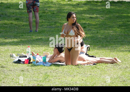 Fulham, London, UK . 6 mai, 2018 Les Londoniens de prendre le soleil sur une maison de banque particulièrement chaud à Eel Brook Park sur le chemin du Roi à Fulham SW6 London Crédit : Motofoto/Alamy Live News Banque D'Images