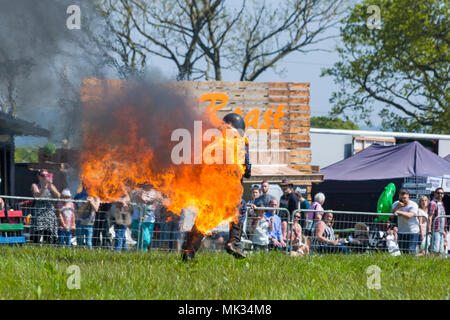 Marais Netley, Hampshire, Royaume-Uni. 6 mai 2018. Le premier jour, de l'événement de deux jours, Hampshire Game & Country Fair attire les foules. Stannage Stunt Team International Afficher les foules - cascadeur en feu dans l'arène. Banque D'Images