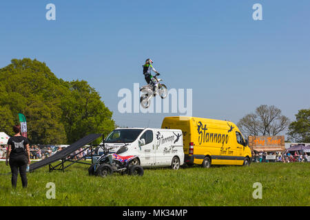Marais Netley, Hampshire, Royaume-Uni. 6 mai 2018. Le premier jour, de l'événement de deux jours, Hampshire Game & Country Fair attire les foules. Stannage Stunt International Display Team frisson la foule. Banque D'Images