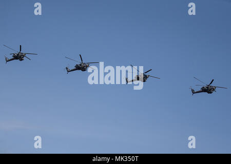 Moscou, Russie. 4 mai, 2018. Force aérienne russe Mil Mi-28 tous les temps, de jour-nuit, tandem militaire, deux places d'attaques d'hélicoptères anti-char voler en formation lors d'une répétition de la prochaine fête de la Victoire air show marquant le 73e anniversaire de la victoire sur l'Allemagne nazie dans la Grande Guerre Patriotique 1941-1945, le Front de l'Est de la Seconde Guerre mondiale. Credit : Victor/Vytolskiy Alamy Live News Banque D'Images