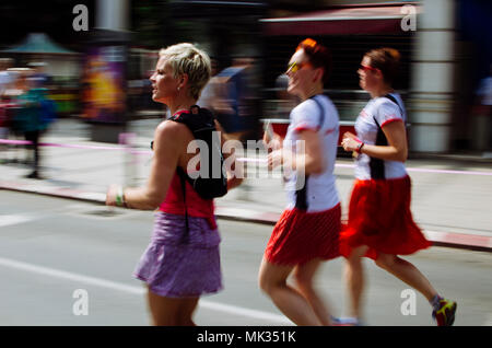 Wizz Air Marathon de Skopje, Skopje, R. Macédoine. 6 mai 2018 08:30 (GMT +2). Cette année, Wizz Air Skopje Marathon a été avec marathon, demi-marathon, un marathon relais et course 5 km Crédit : Dragan Ristovski/Alamy Live News. Banque D'Images