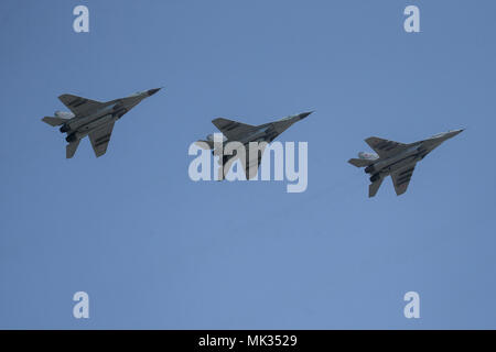 Moscou, Russie. 5 mai, 2018. Force aérienne russe Mikoyan MiG-29SMT avions chasseurs à réaction à voler en formation lors d'une répétition de la prochaine fête de la Victoire air show marquant le 73e anniversaire de la victoire sur l'Allemagne nazie dans la Grande Guerre Patriotique 1941-1945, le Front de l'Est de la Seconde Guerre mondiale. Credit : Victor/Vytolskiy Alamy Live News Banque D'Images