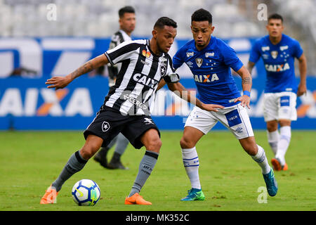 Belo Horizonte, Brésil. 06 mai, 2018. Rafinha do Cruzeiro au cours de correspondance entre Cruzeiro et Botafogo, valide pour le Championnat du Brésil de série A, qui a eu lieu au stade Mineirão. Crédit : Daniel Oliveira/FotoArena/Alamy Live News Banque D'Images