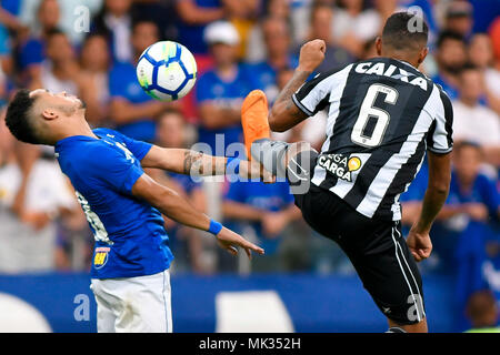 Belo Horizonte, Brésil. 06 mai, 2018. Rafinha do Cruzeiro au cours de correspondance entre Cruzeiro et Botafogo, valide pour le Championnat du Brésil de série A, qui a eu lieu au stade Mineirão. Crédit : Daniel Oliveira/FotoArena/Alamy Live News Banque D'Images