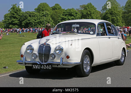 Jaguar Mk2 2,4 (1968). Châtaignier dimanche 6 mai 2018. Bush Park, Hampton court, London Borough of Richmond upon Thames, Angleterre, Grande-Bretagne, Royaume-Uni, Royaume-Uni, Europe. Parade de véhicules vintage et classiques et expositions avec attractions foraines et reconstitutions militaires. Crédit : Ian Bottle/Alamy Live News Banque D'Images